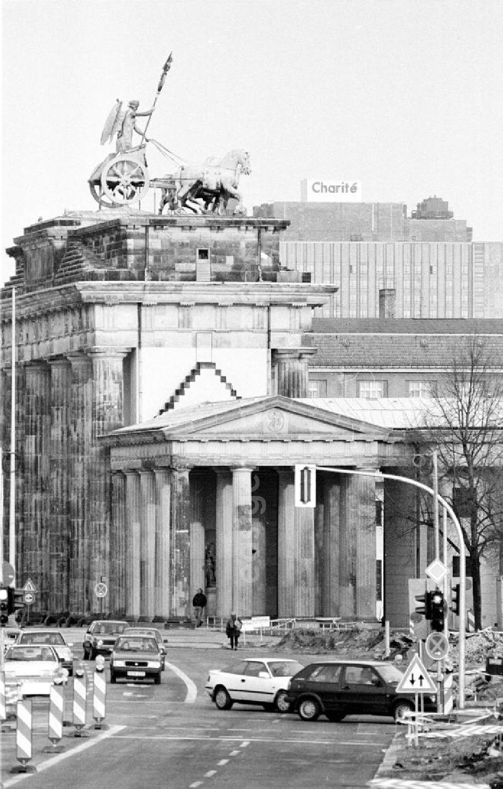GDR image archive: Berlin-Mitte - Blick über die Ebertstraße (Umfahrungsstraße) auf das Brandenburger Tor.