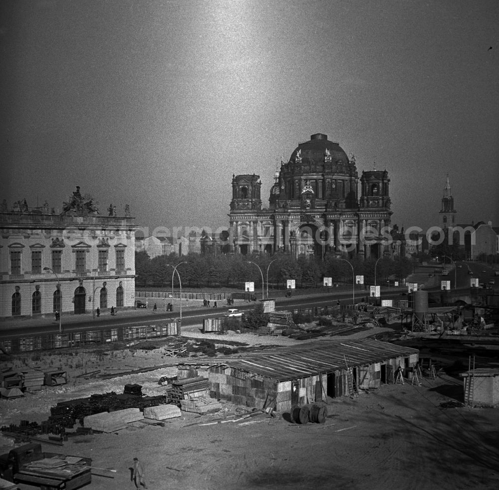 GDR image archive: Berlin - Mitte - View of the Berliner Dom on the Spree Island between Arsenal (left) and St. Mary's Church (right) in Berlin - Mitte. In the foreground the construction site of the Ministry of Foreign Affairs is to see