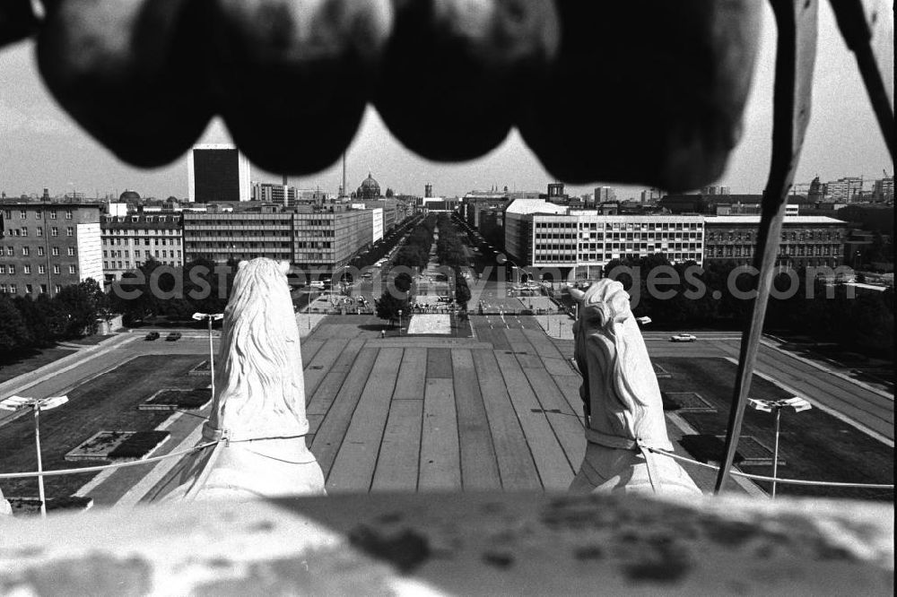 GDR photo archive: Berlin-Mitte - Blick vom Brandenburger Tor durch die Quadriga auf den Pariser Platz.