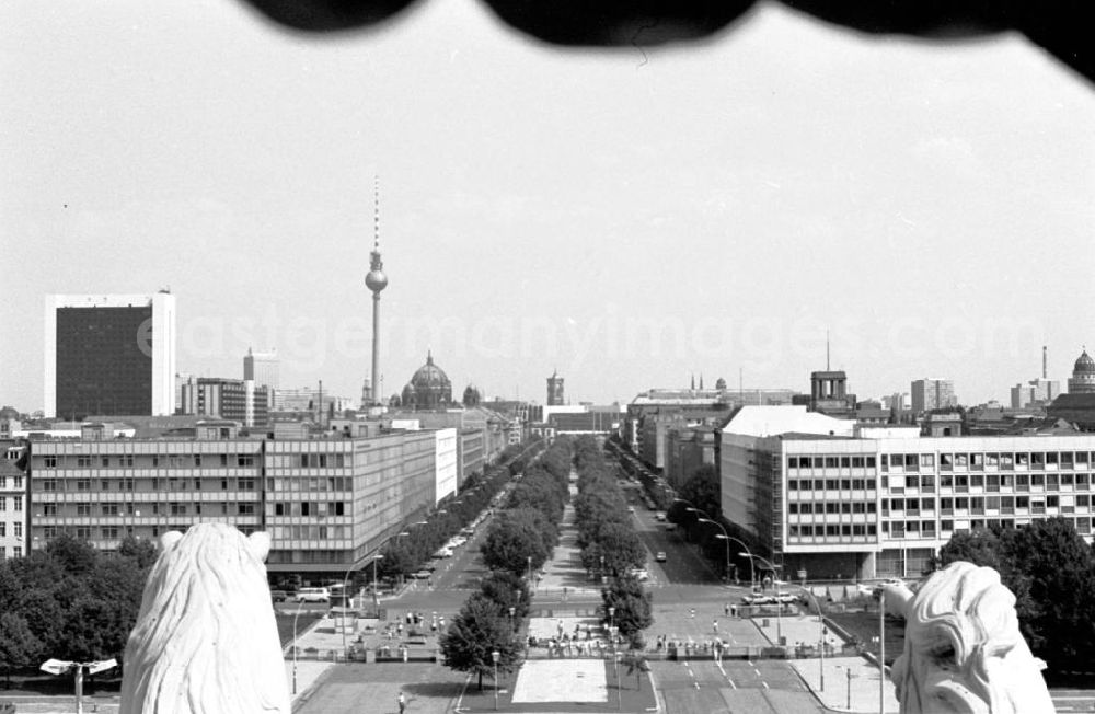 GDR picture archive: Berlin-Mitte - Blick vom Brandenburger Tor durch die Quadriga auf den Pariser Platz.