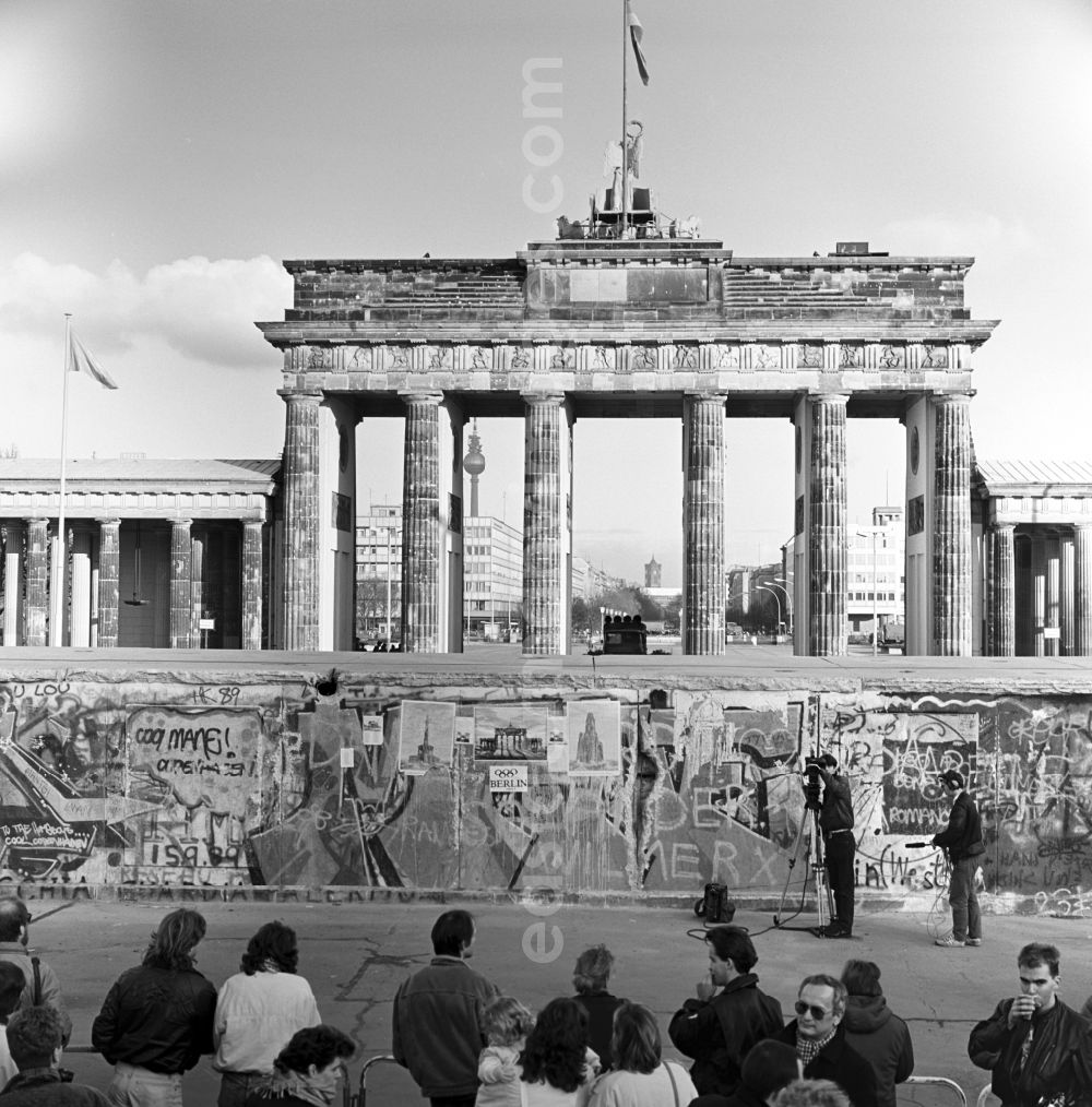 GDR photo archive: Berlin - View of the Brandenburg Gate West Berlin to East Berlin