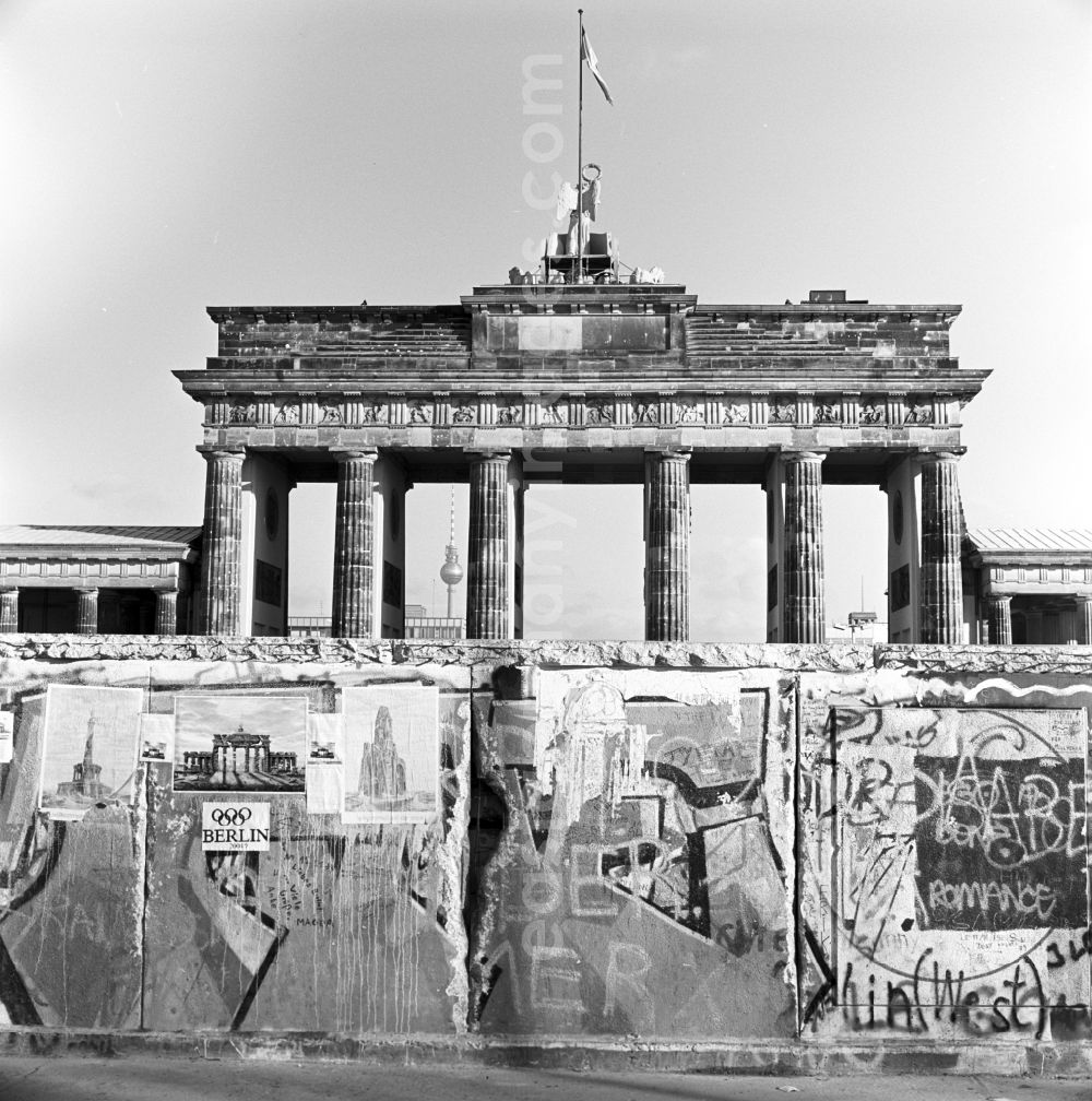 Berlin - Tiergarten: View of the Brandenburg Gate from West Berlin to East Berlin