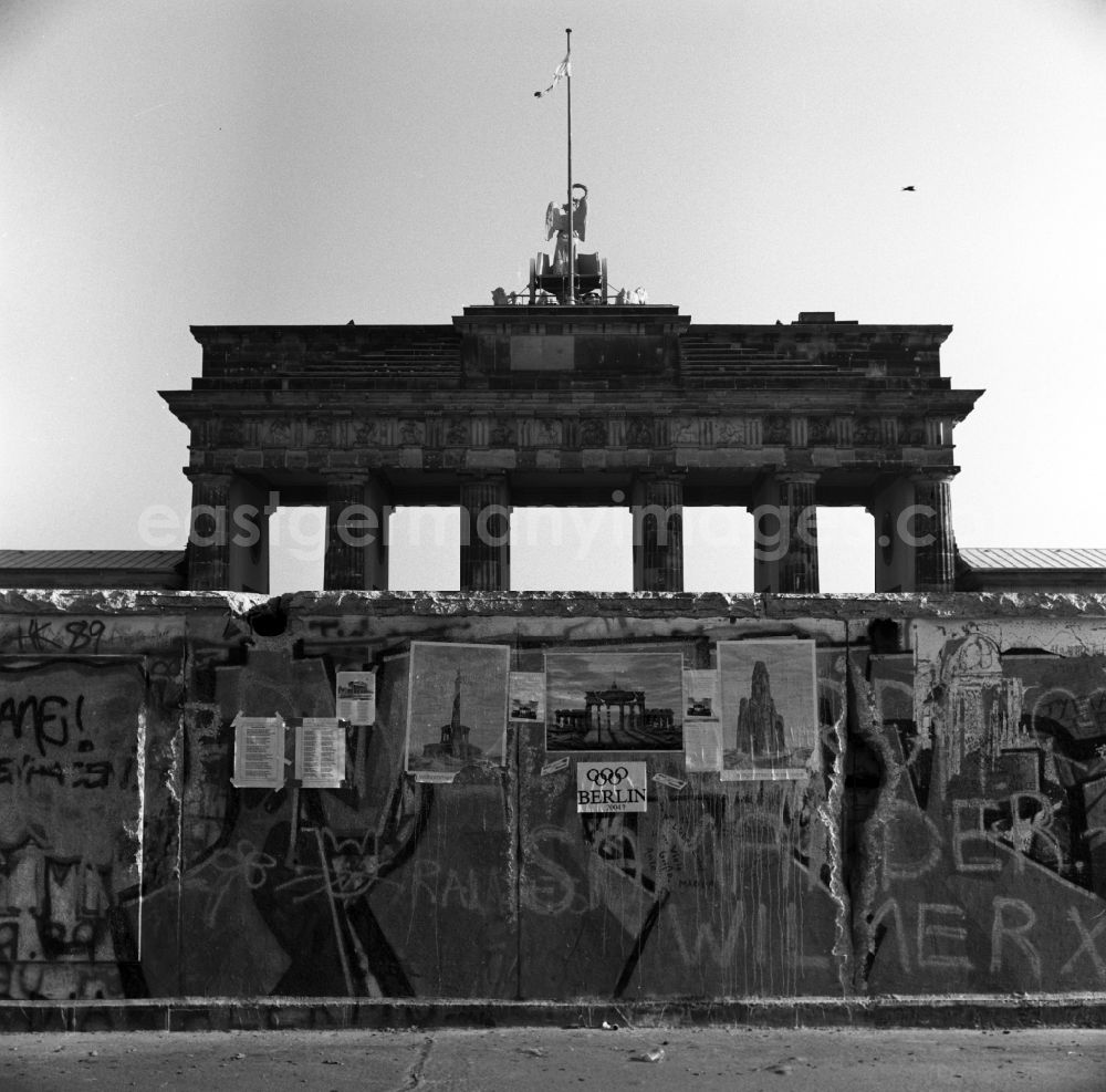 GDR image archive: Berlin - Mitte - Blick auf das Brandenburger Tor von Westen in Berlin. Davor die Berliner Mauer.