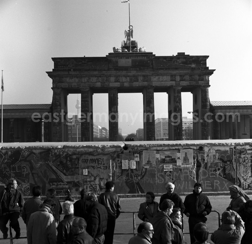 GDR photo archive: Berlin - Mitte - Blick auf das Brandenburger Tor von Westen in Berlin. Davor die Berliner Mauer.