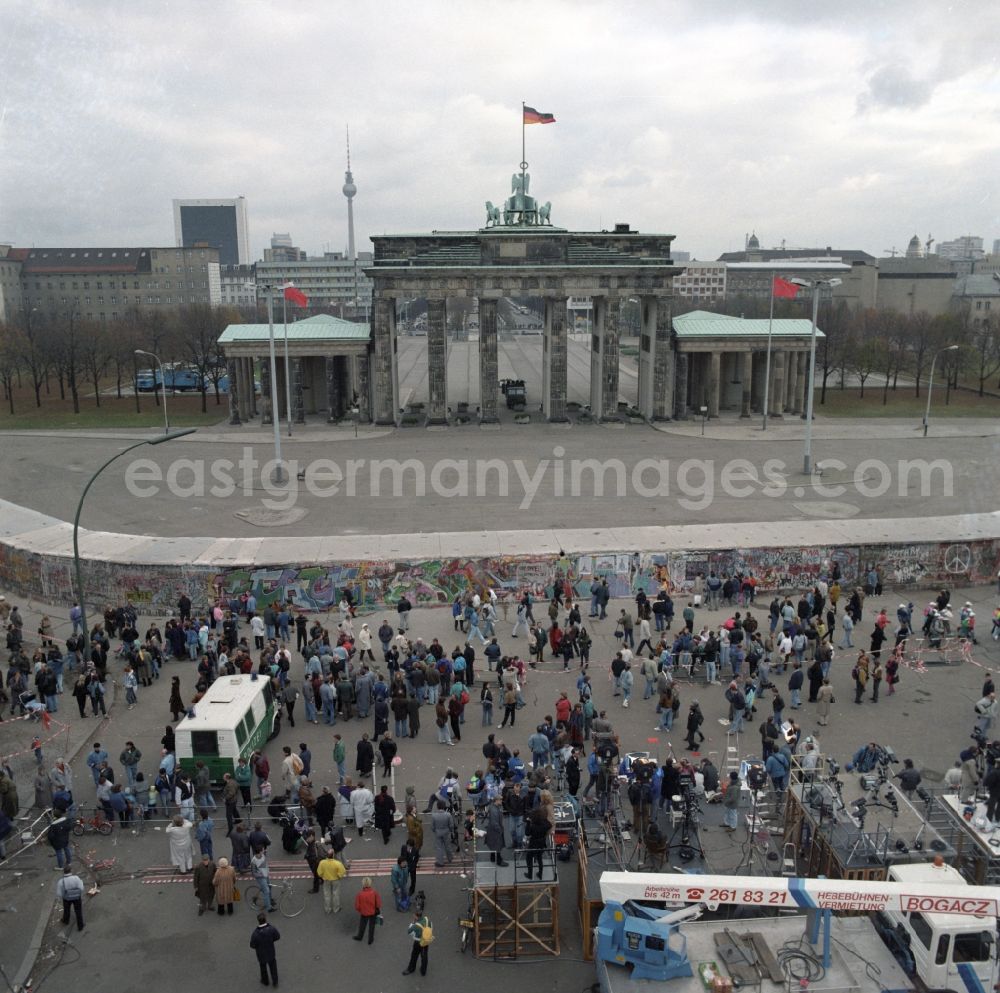 GDR picture archive: Berlin - Mitte - View of the Brandenburg Gate from west to east in Berlin - Mitte. The Brandenburg Gate marked the border between East and West Berlin and thus the border between the states of the Warsaw Pact and NATO. This is the last border crossing was not yet open