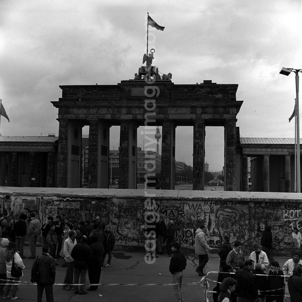 GDR photo archive: Berlin - Mitte - View of the Brandenburg Gate from west to east in Berlin - Mitte