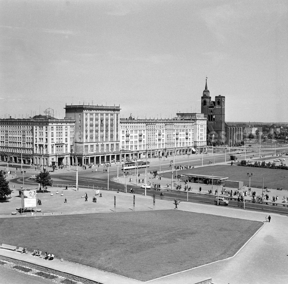 GDR photo archive: Magdeburg - View of the Broad way in Magdeburg in Saxony - Anhalt. The width of road is the most important and widest road of the city of Magdeburg