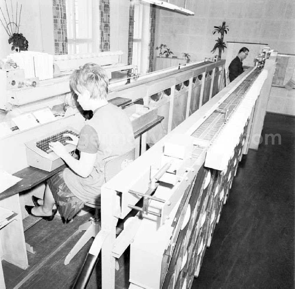 GDR photo archive: Dresden - Blick in das Briefzentrum Dresden. Zwei Mitarbeiter sitzen an Brief-Sortiermaschine.