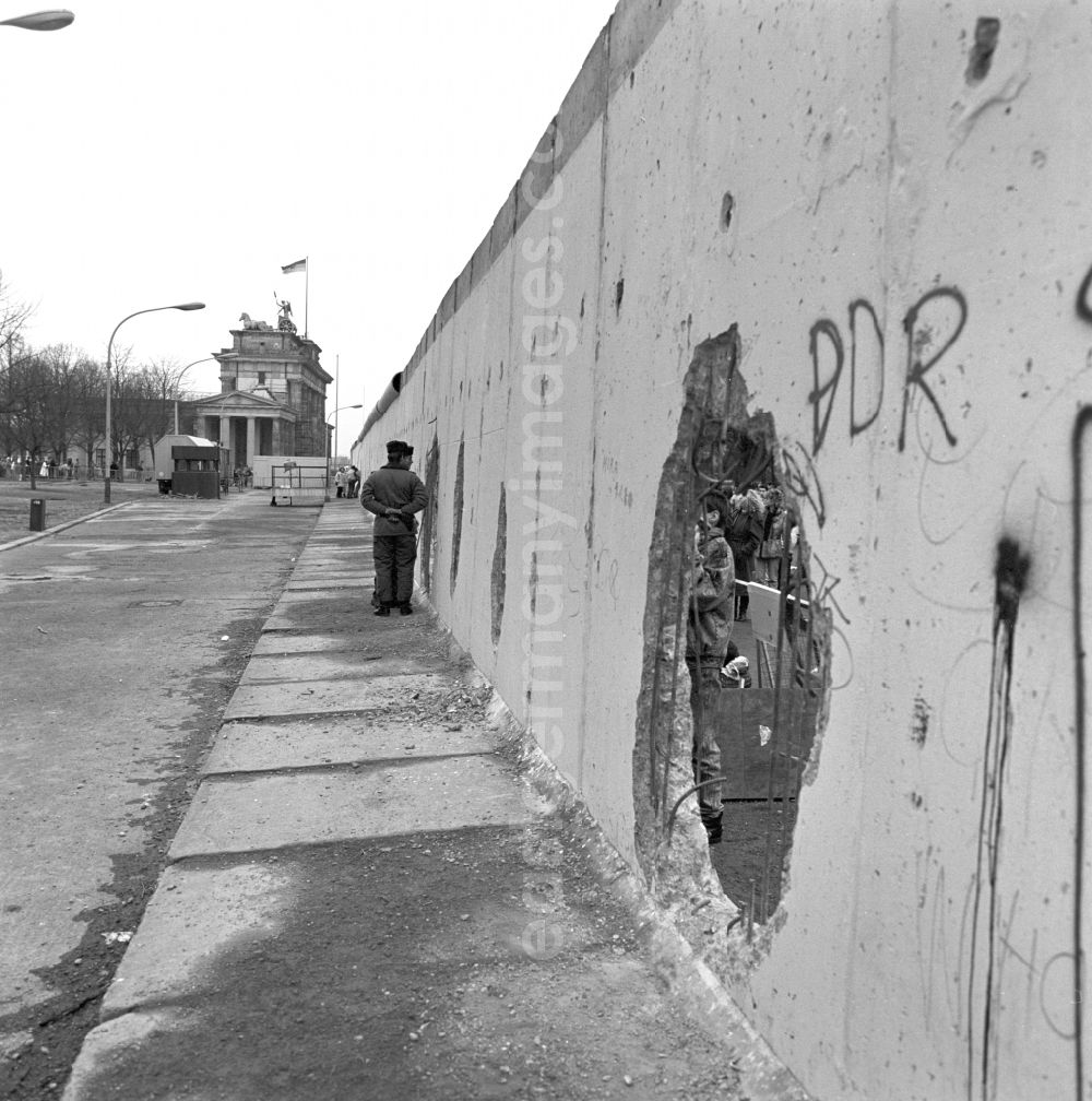 Berlin: View along the Berlin Wall at the Brandenburg Gate in Berlin