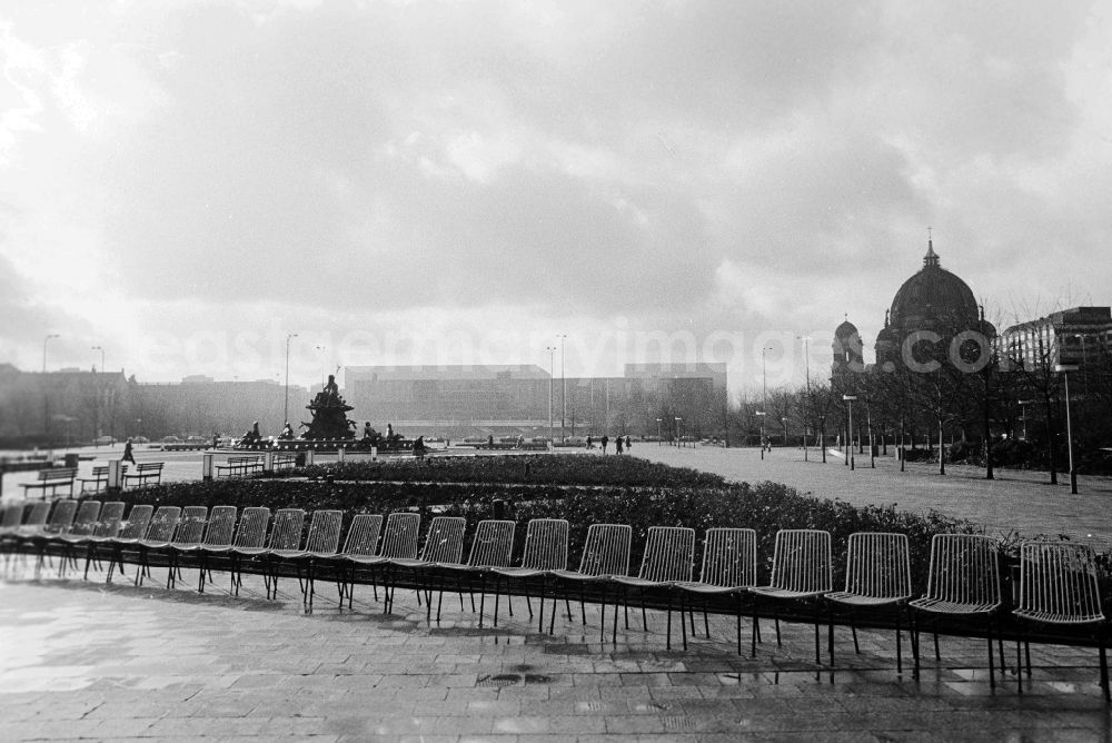 GDR image archive: Berlin - Look of the television tower in the direction of palace of the republic in Berlin, the former capital of the GDR, German democratic republic. On the left in the picture of the Neptune's wells, concentric the palace of the republic and on the right the Berlin cathedral