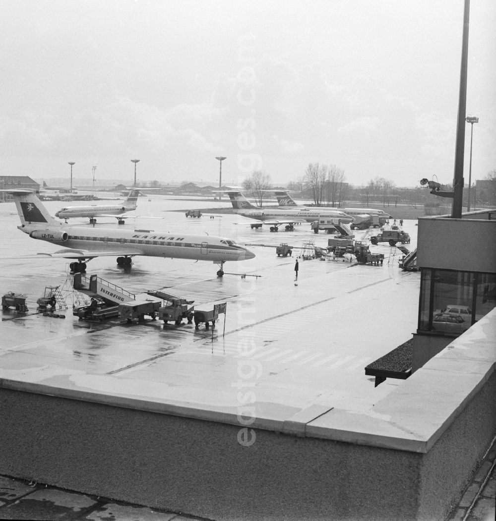 GDR picture archive: Schönefeld - View at the airfield at Berlin-Schoenefeld airport in Schoenefeld in today's state of Brandenburg