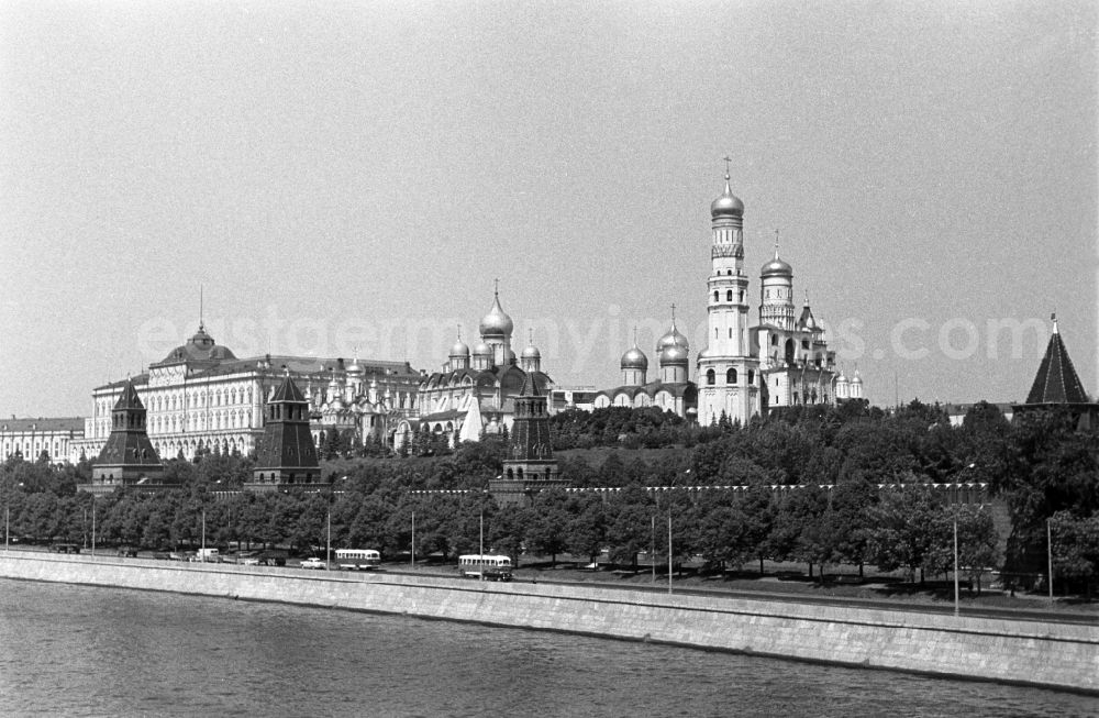GDR image archive: Moskau - View from the Moskva River on the south facade of the Moscow Kremlin. The Moscow Kremlin is the oldest part of the Russian capital of Moscow and the historic center. The ensemble of the Moscow Kremlin consists in part of the attachment complex, which includes dating from the late 15th century walls and towers, on the other hand from the totality of buildings, monuments, streets and squares within the fortress walls. Links of Great Kremlin Palace next to the Annunciation Cathedral and the Bell Tower of Ivan the Great
