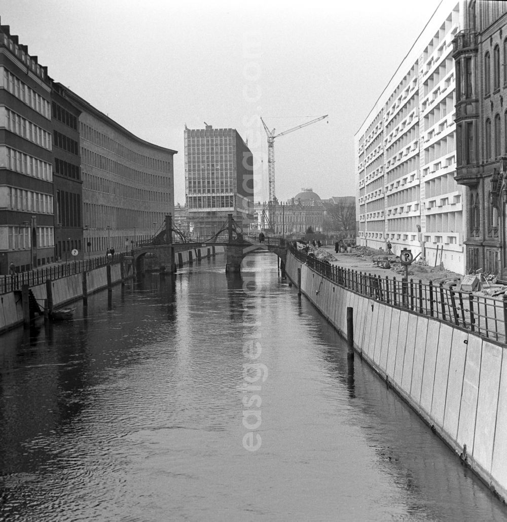 GDR photo archive: Berlin - Mitte - View from the bridge over the Spree Gertraud toward construction of the Ministry of Foreign Affairs in Berlin - Mitte. In between is the historical virgin bridge. It is the oldest bridge in Berlin