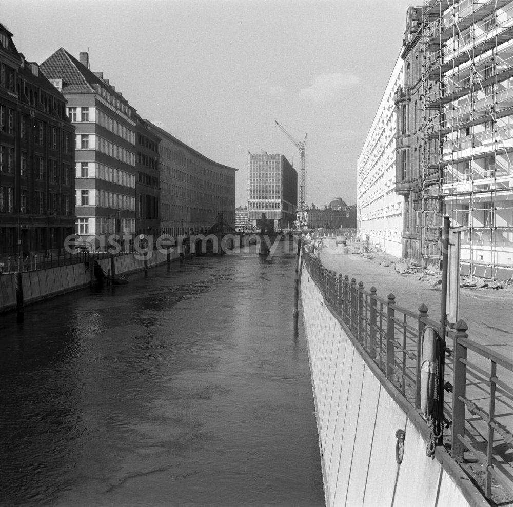 Berlin - Mitte: View from the bridge over the Spree Gertraud toward construction of the Ministry of Foreign Affairs in Berlin - Mitte. In between is the historical virgin bridge. It is the oldest bridge in Berlin