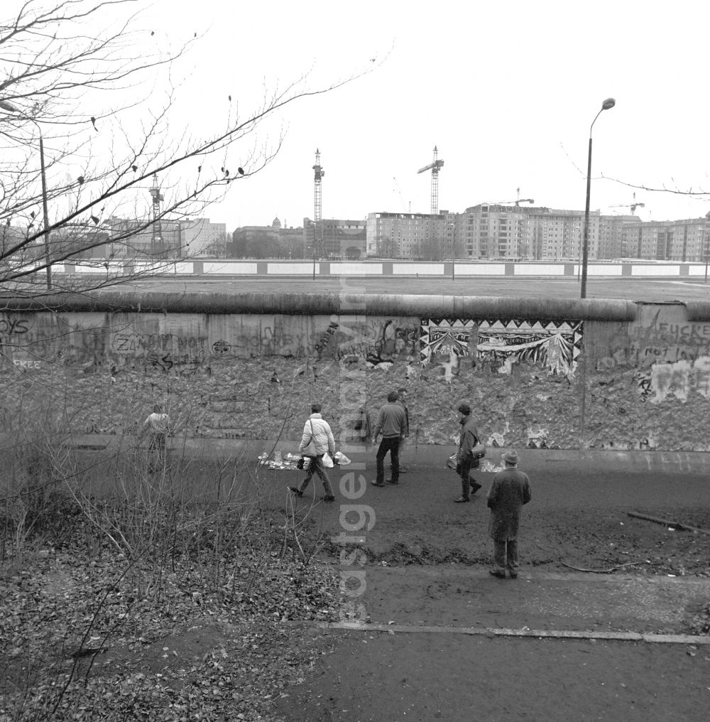 GDR image archive: Berlin - View at the system boundary of the Berlin Wall between Ebert Strasse and Wilhelmstrasse in Berlin. People walking at the Berlin Wall on the West Berlin side
