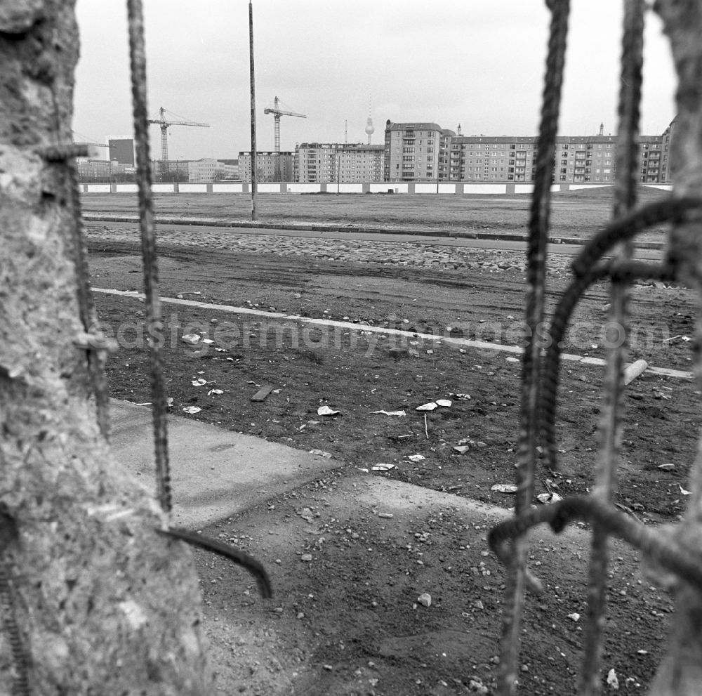 GDR photo archive: Berlin - View at the system boundary of the Berlin Wall between Ebert Strasse and Wilhelmstrasse in Berlin