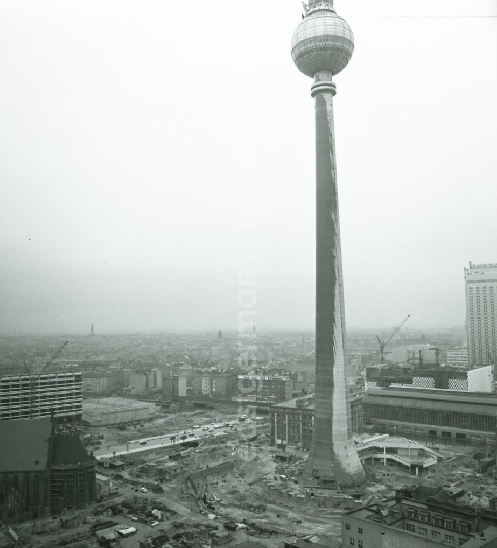 Berlin: View of the construction site Alexanderplatz in Berlin-Mitte, inter alia, with the Hotel Stadt Berlin, Alexanderplatz station, the Berlin TV Tower and St. Mary's Church (right to left)