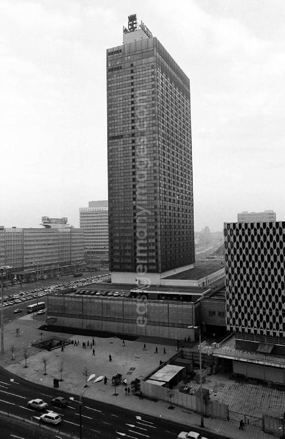 GDR photo archive: Berlin - 29.11.1982 Blick auf das Hotel am Alexanderplatz in Berlin Umschlagnr.: 1172