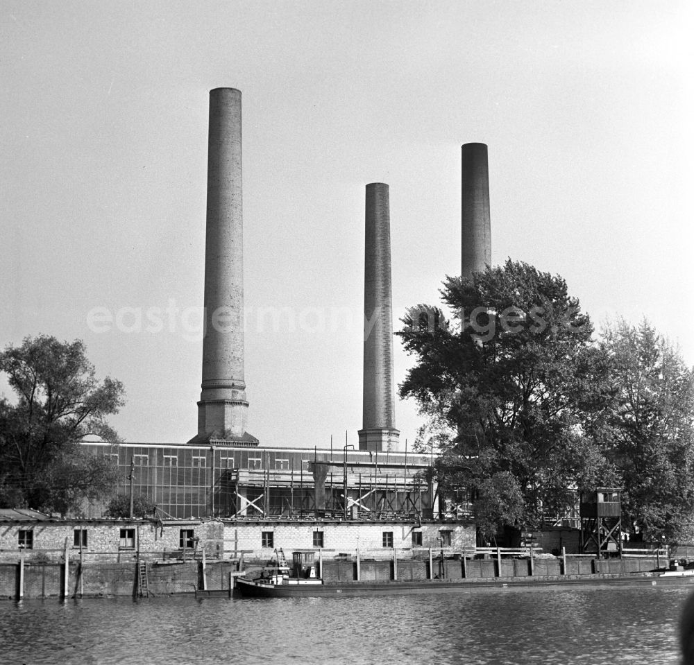 GDR picture archive: Berlin - Köpenick - View of the IKA Kabelwerk Köpenick of the Spree page. A branch of the most significant cable manufacturer in the GDR was in the Friedrichshagener road north of the old town of Köpenick