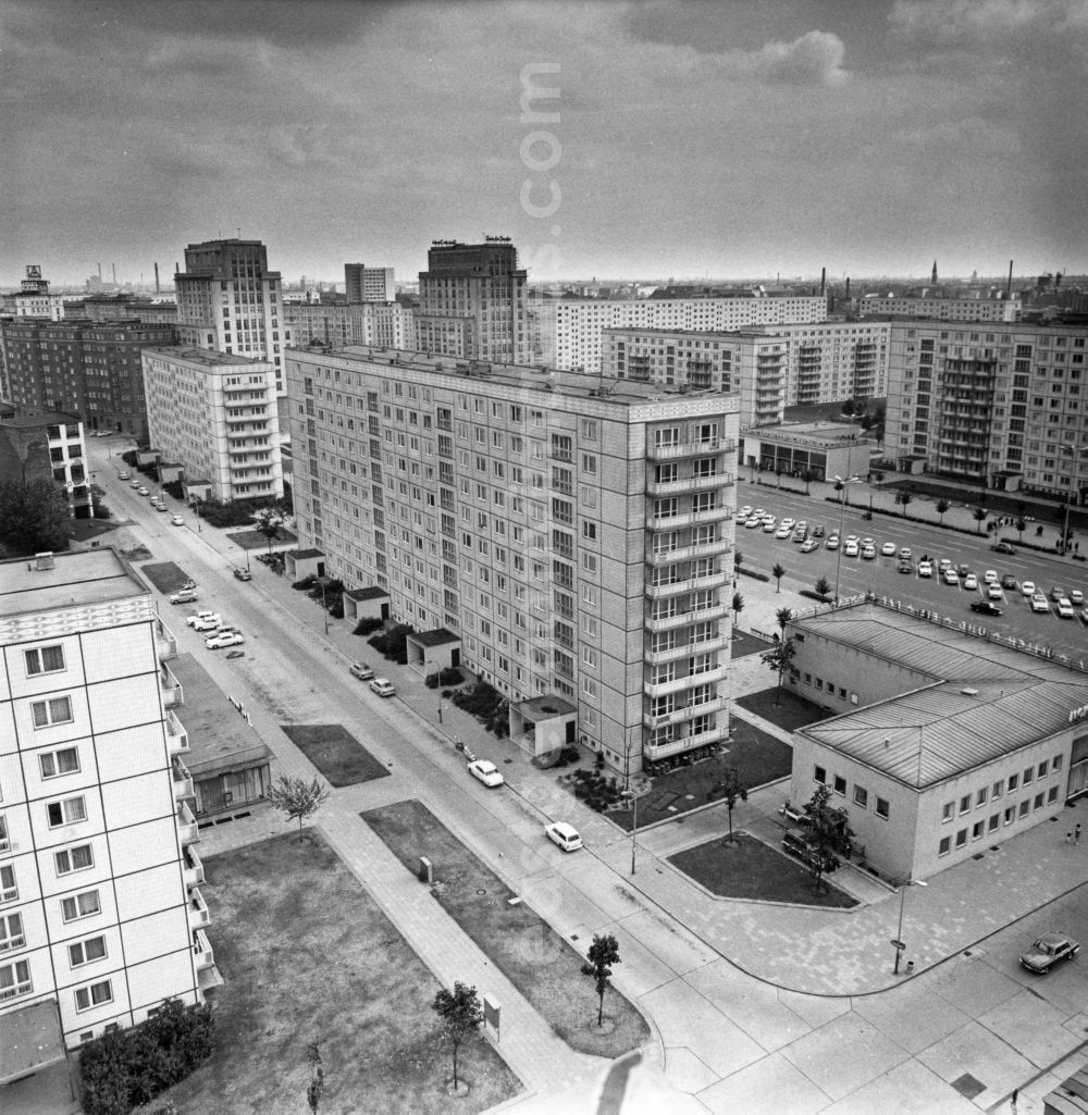 GDR photo archive: Berlin - View at the Karl-Marx-Allee in Berlin. The section in the middle dominate prefabricated from the 196