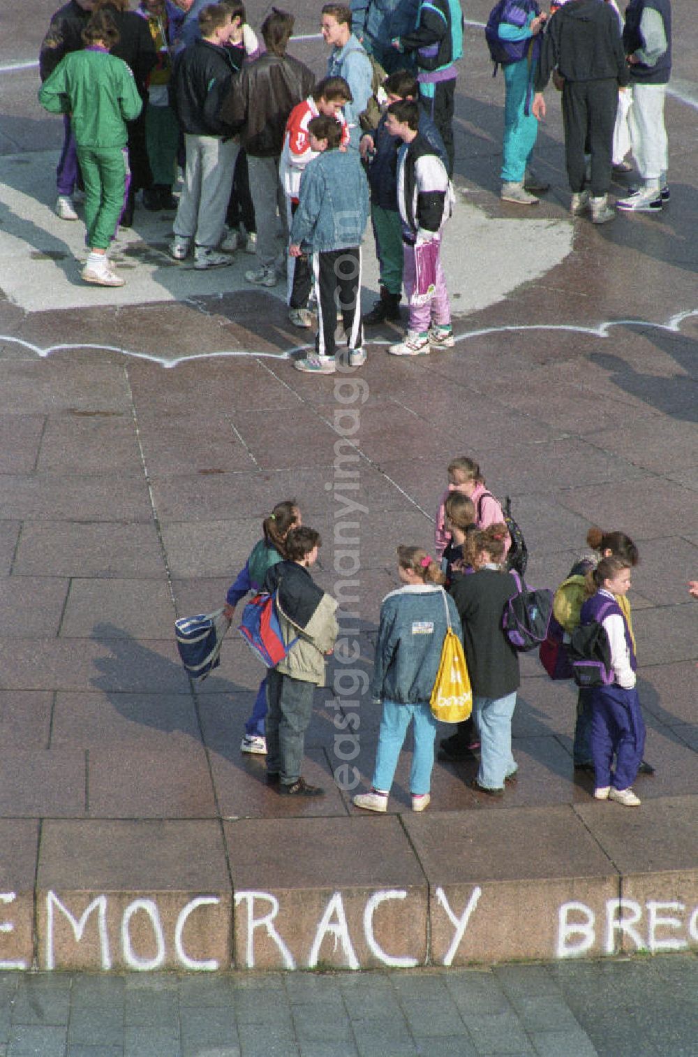 Berlin : Blick auf den Leninplatz. Mit dem Spruch Freiheit und Democracy Brecht 1947 am rotem Sockel mit 26 Meter Durchmesser auf dem das 19 Meter hohe Lenin-Denkmal Stand. Kinder / Jugendliche / Schüler mit typischer 9