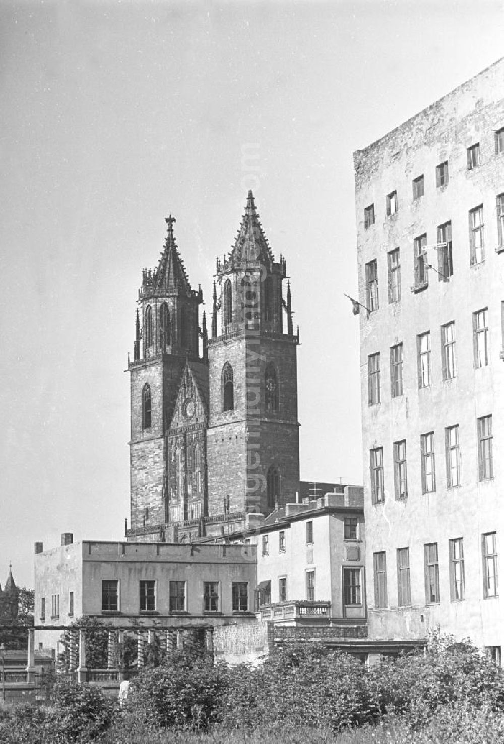 GDR image archive: Magdeburg - Magdeburger Dom / St. Mauritius und Katharina. Im Vordergrund ein Mehrfamilienhaus. Bestmögliche Qualität nach Vorlage!