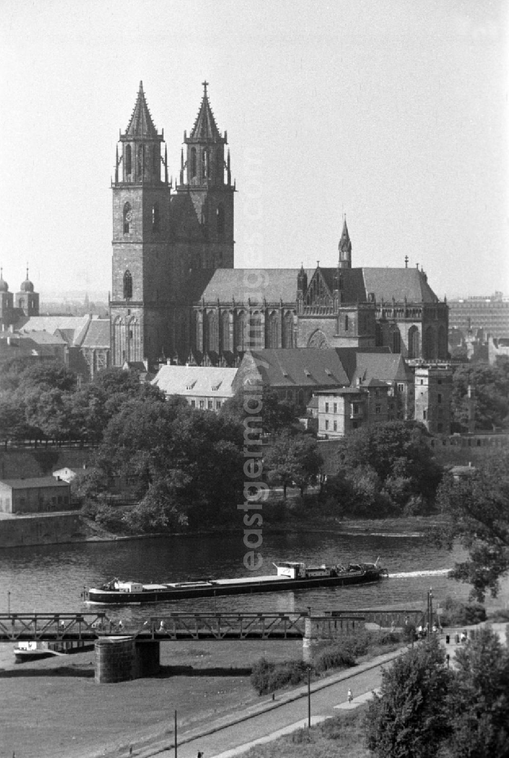 GDR image archive: Magdeburg - The Magdeburg Cathedral (official name Dom zu Magdeburg St. Mauritius und Katharina) is the episcopal church of the Evangelical Church in Central Germany and the Protestant parish church at the same time the symbol of the city