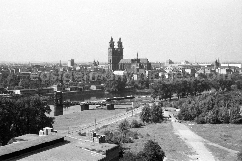 GDR photo archive: Magdeburg - The Magdeburg Cathedral (official name Dom zu Magdeburg St. Mauritius und Katharina) is the episcopal church of the Evangelical Church in Central Germany and the Protestant parish church at the same time the symbol of the city