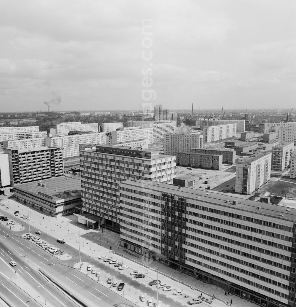 GDR image archive: Berlin - Overlooking the Otto-Braun-Strasse in Berlin-Mitte. Centered business is the house of the extras, the right of it, inter alia, The fishing friend and Hunting lodge. In the background a residential area
