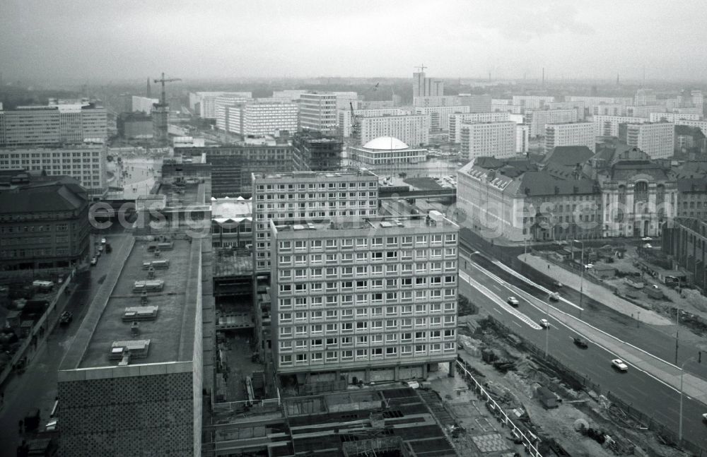 GDR image archive: Berlin - View from the Red Town Hall on the houses between the Gruner and Rathaus road toward the house of the teacher and the Congress Hall in Berlin-Mitte. On the right is the District Court and the District Court of Berlin Mitte. In the background houses