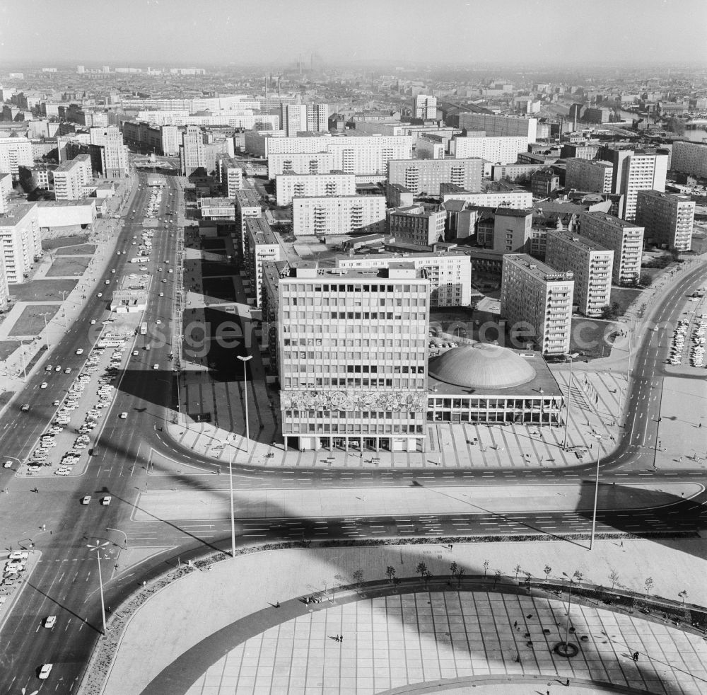GDR picture archive: Berlin - Look town outwards on the house of the teacher and the convention hall on the Alexander's place in Berlin, the former capital of the GDR, German democratic republic