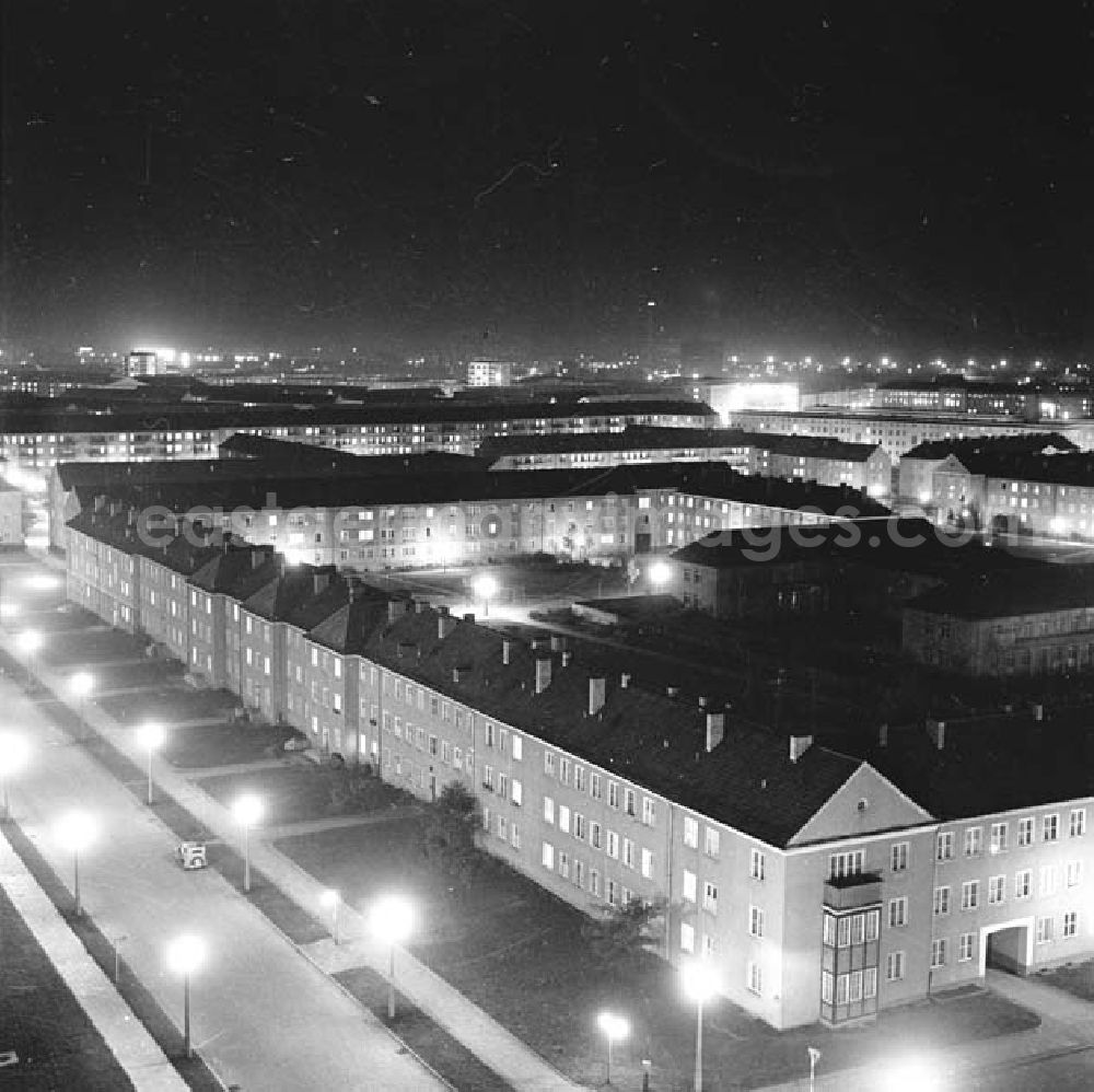 GDR photo archive: Eisenhüttenstadt - Nachtaufnahme: Blick auf die Wohnsiedlung an der Diehloer Straße.