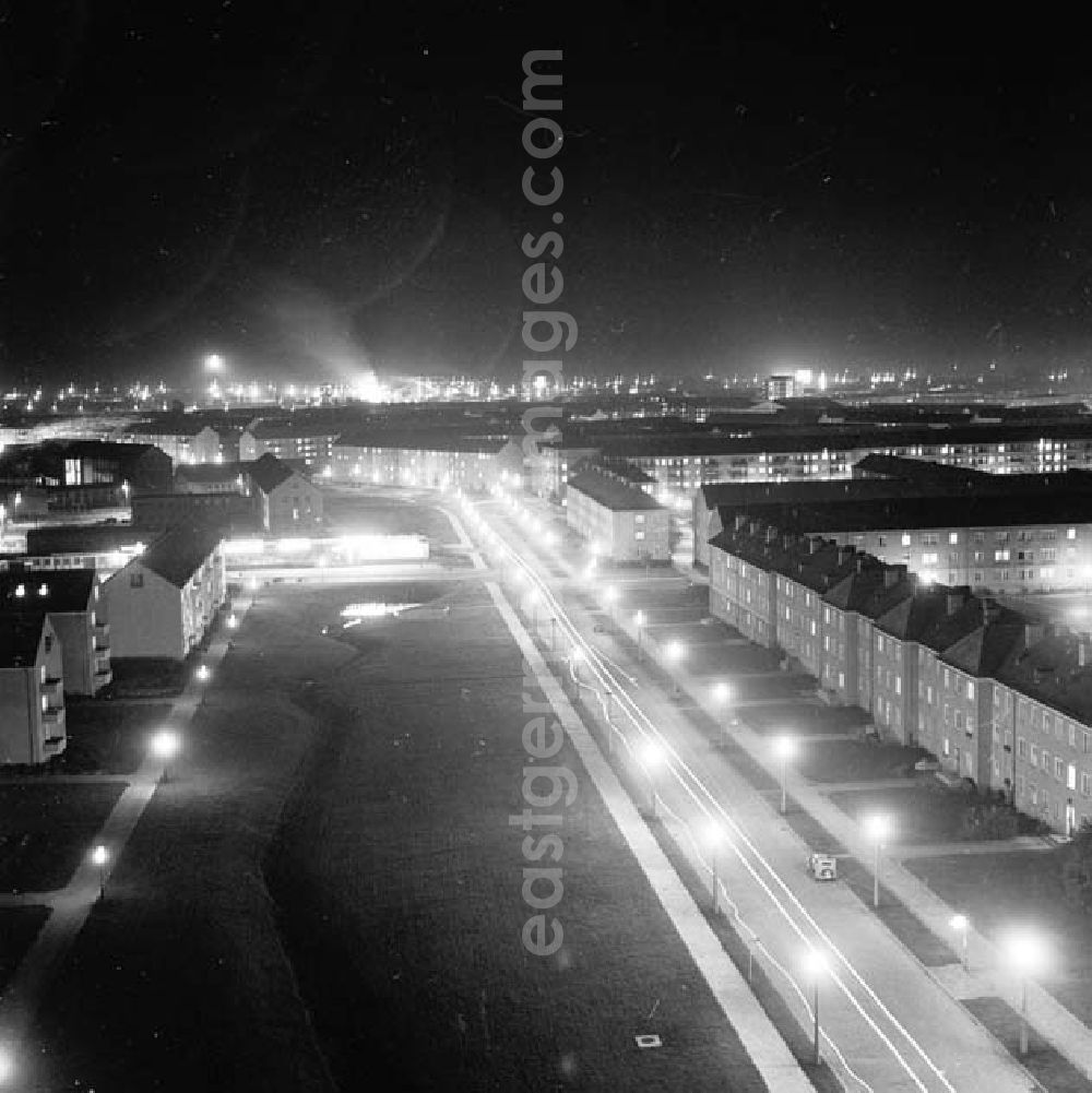 GDR picture archive: Eisenhüttenstadt - Nachtaufnahme: Blick auf die Wohnsiedlung an der Diehloer Straße bzw. Gartenfließstraße mit Teich.