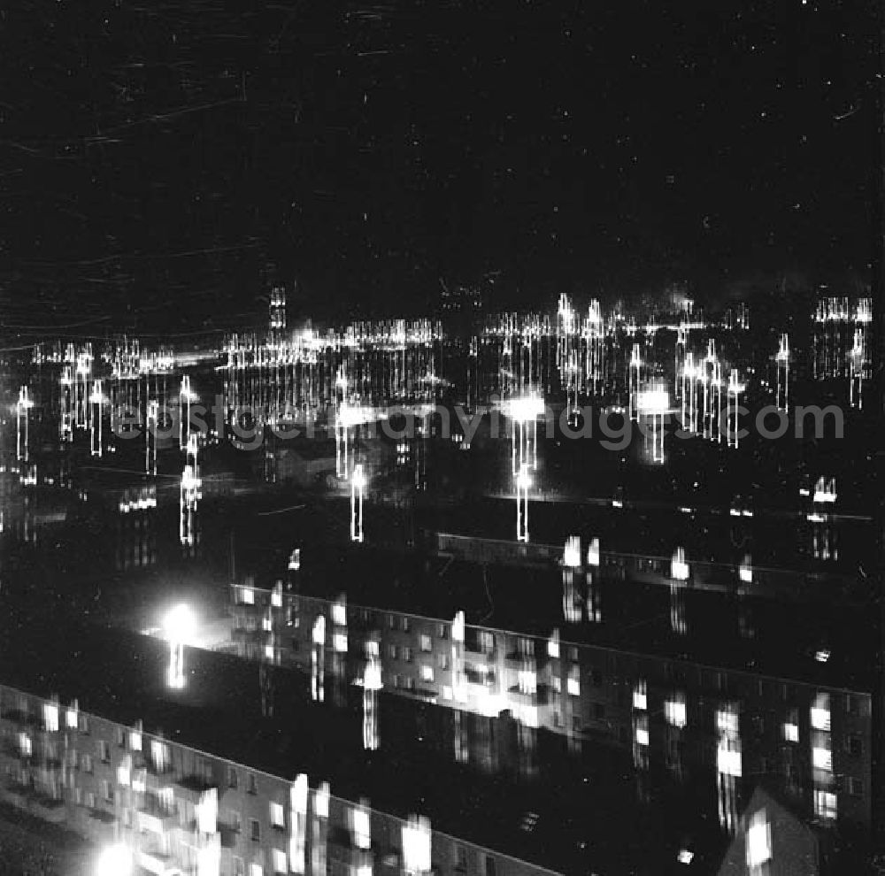 GDR image archive: Eisenhüttenstadt - Nachtaufnahme: Blick auf die Wohnsiedlung an der Gartenfließstraße.