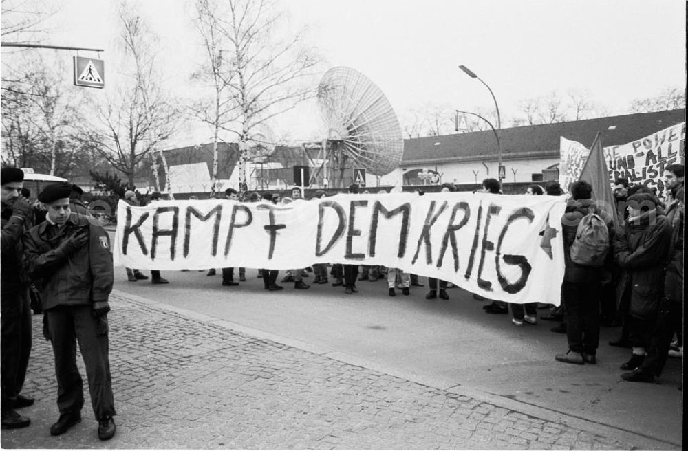 GDR picture archive: Berlin - Clayallee - Blockade Clayallee