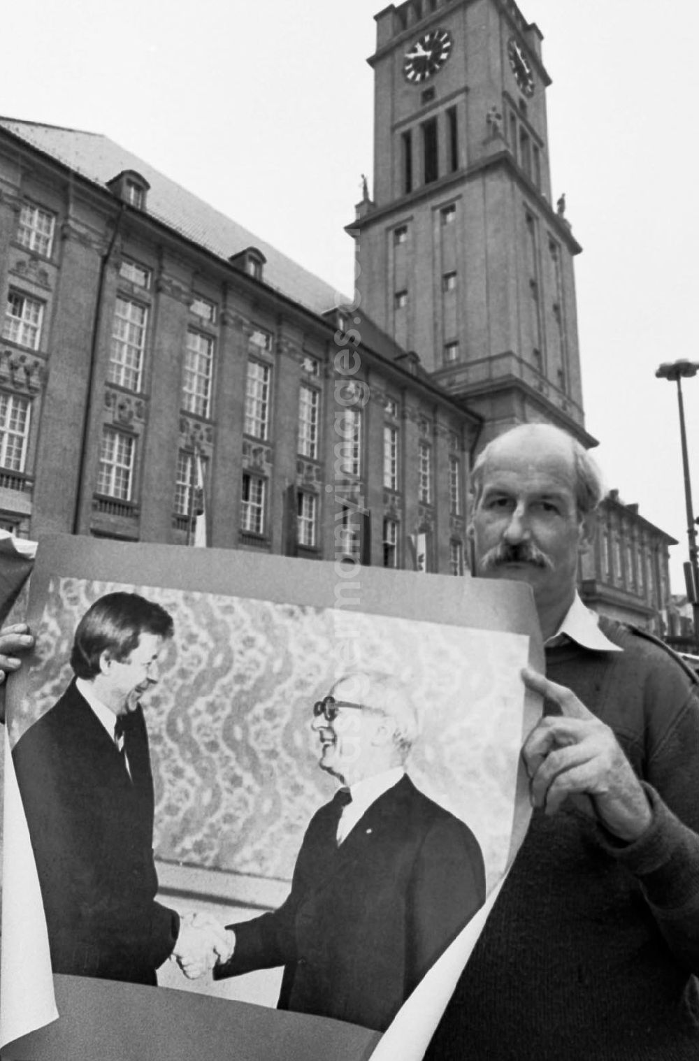 GDR photo archive: Berlin - Blumen-Händler verkauft Honecker-Diepgen-Poster.