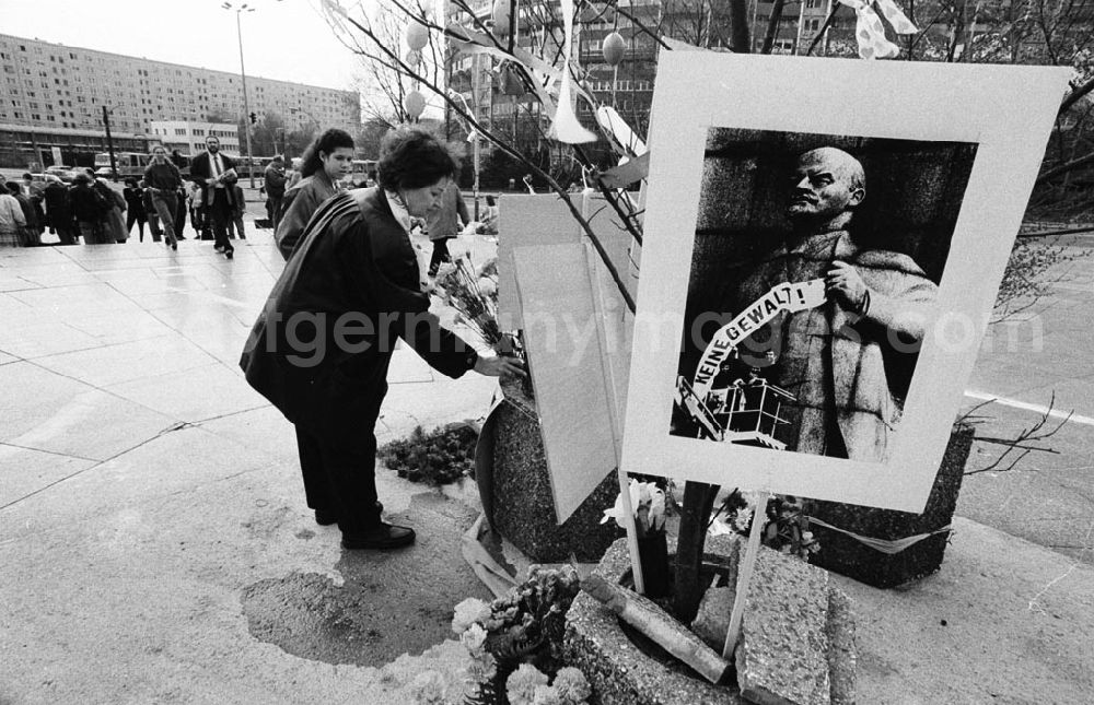 GDR photo archive: Berlin - Blumen zu Lenins Geburtstag am Leninplatz 22.