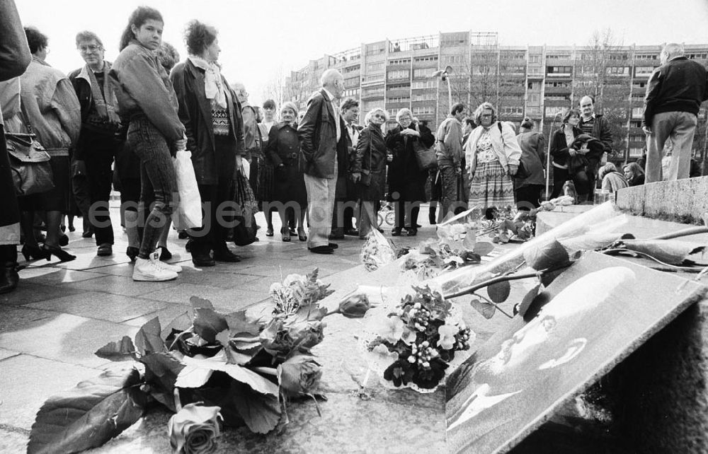 GDR picture archive: Berlin - Blumen zu Lenins Geburtstag am Leninplatz 22.