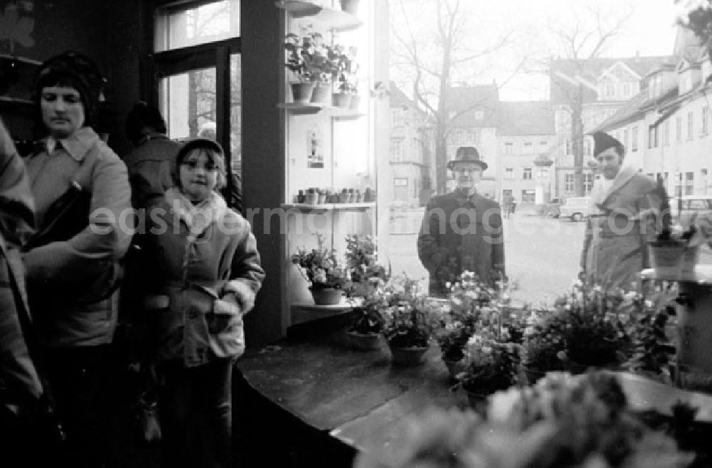GDR picture archive: Erfurt - Blumenladen von innen. Kunden warten. Passanten stehen vor Schaufenster.