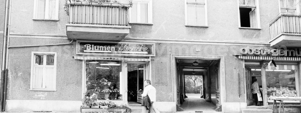 GDR image archive: Berlin - Shopwindow for retail store in the road Schoenhauser Allee in Berlin-Pankow