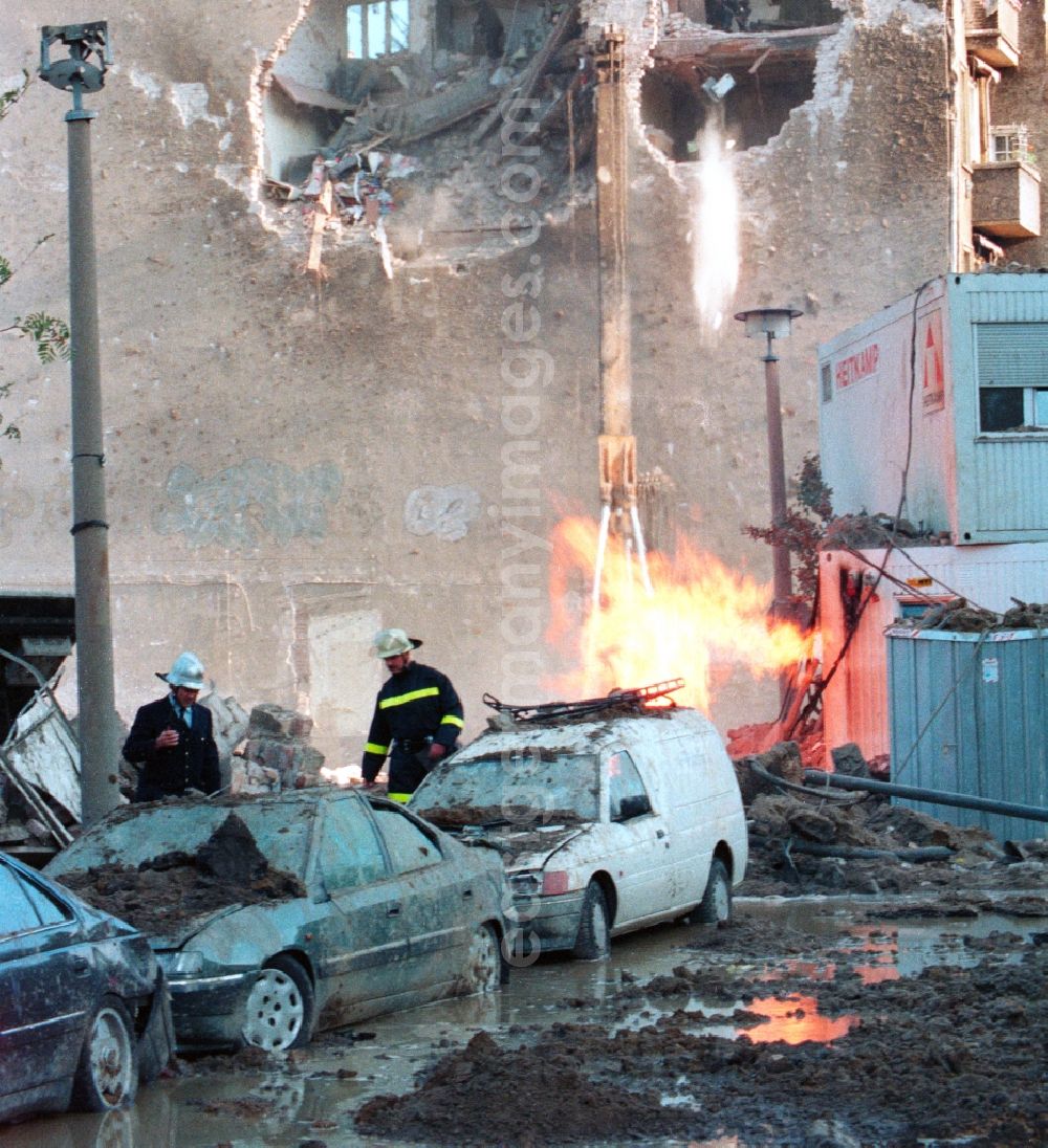 GDR image archive: Berlin Friedrichshain - Bomb explosion at an apartment building in Berlin Friedrichshain
