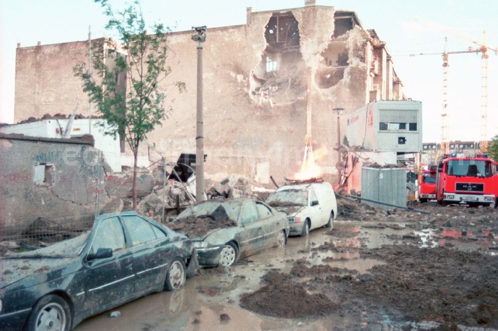 GDR picture archive: Berlin Friedrichshain - Bomb explosion at an apartment building in Berlin Friedrichshain