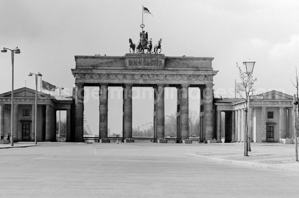 GDR image archive: Berlin - The Brandenburg Gate with Quadriga at the Pariser Platz in Berlin, the former capital of the GDR, the German Democratic Republic