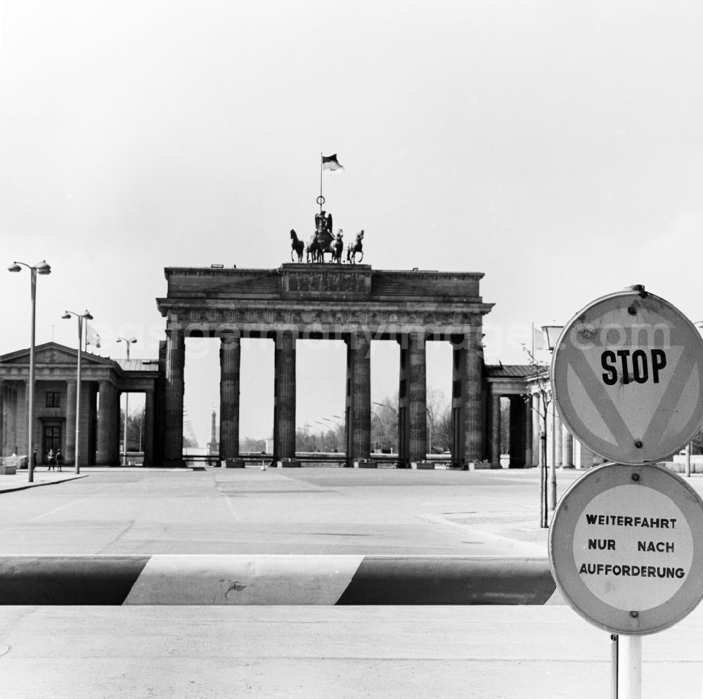 GDR picture archive: Berlin - The Brandenburg Gate with Quadriga at the Pariser Platz in Berlin, the former capital of the GDR, the German Democratic Republic