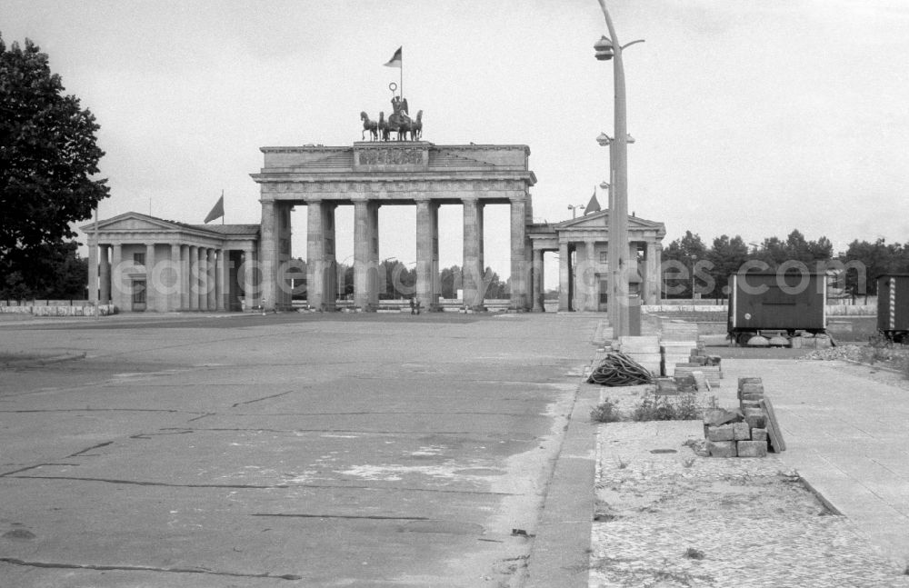 GDR photo archive: Berlin - Brandenburg Gate with the inner-German border wall, also known as the anti-fascist protective wall, behind it in Berlin Eastberlin on the territory of the former GDR, German Democratic Republic