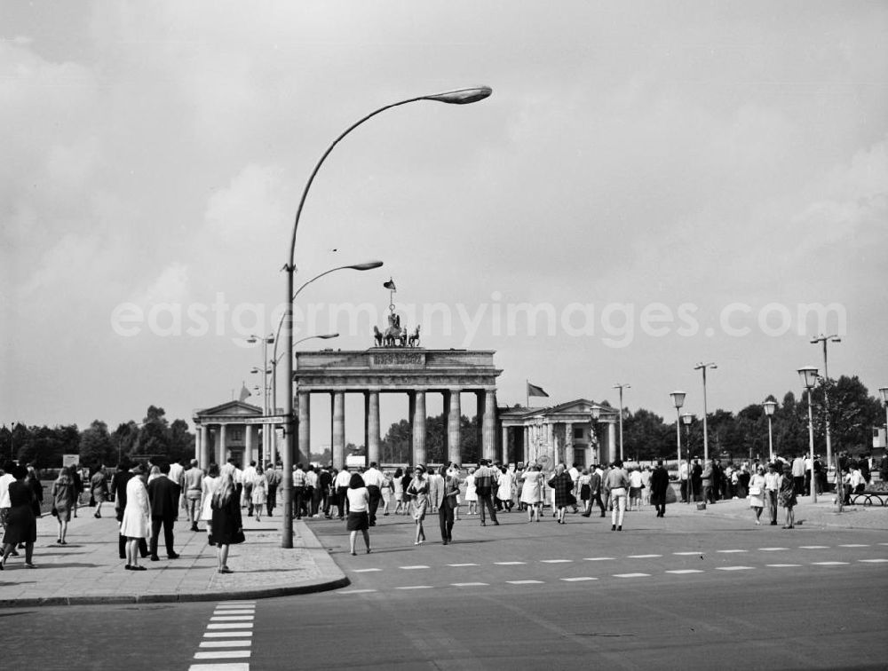 GDR photo archive: Berlin - Menschen flanieren rund um das Brandenburger Tor auf dem Pariser Platz in Berlin-Mitte.