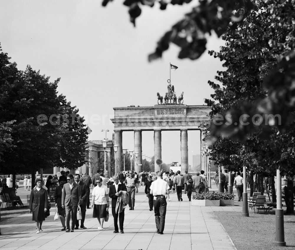 GDR image archive: Berlin - Menschen flanieren rund um das Brandenburger Tor auf der Strasse Unter den Linden in Berlin-Mitte.