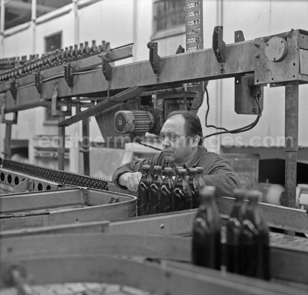 GDR photo archive: Berlin - Workplace and factory equipment of the Engelhardt Brewery on the Alt Stralau peninsula in the district of Friedrichshain in Berlin East Berlin on the territory of the former GDR, German Democratic Republic