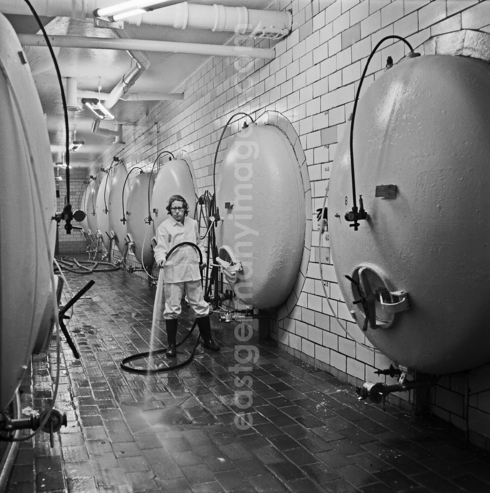 GDR image archive: Berlin - Workplace and factory equipment of the Engelhardt Brewery on the Alt Stralau peninsula in the district of Friedrichshain in Berlin East Berlin on the territory of the former GDR, German Democratic Republic