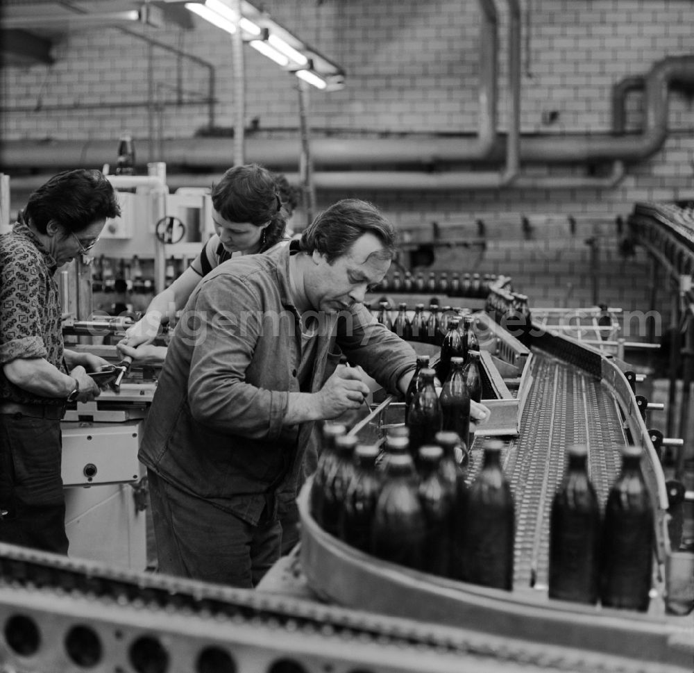 GDR picture archive: Berlin - Workplace and factory equipment of the Engelhardt Brewery on the Alt Stralau peninsula in the district of Friedrichshain in Berlin East Berlin on the territory of the former GDR, German Democratic Republic